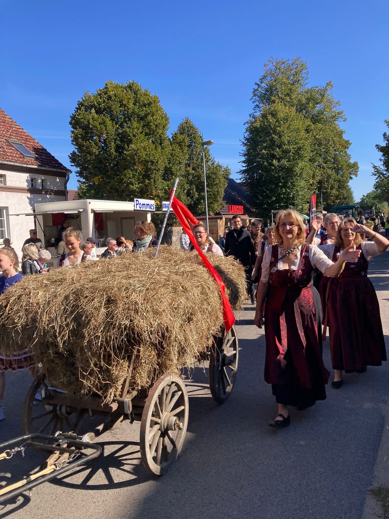 Die Dollgower Tanzperlen beim Festumzug beim Erntefest 2025 in Dollgow