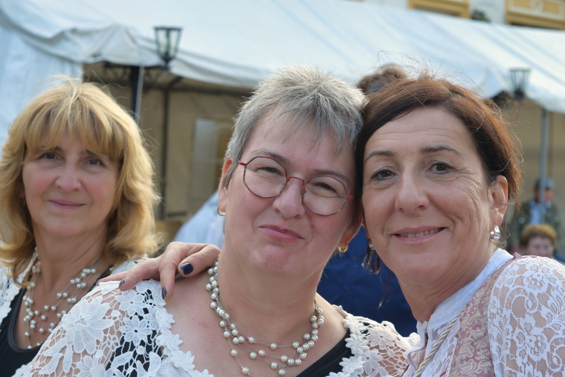 Anke Hoffmann (Mitte) beim Erntefest 2025 in Dollgow