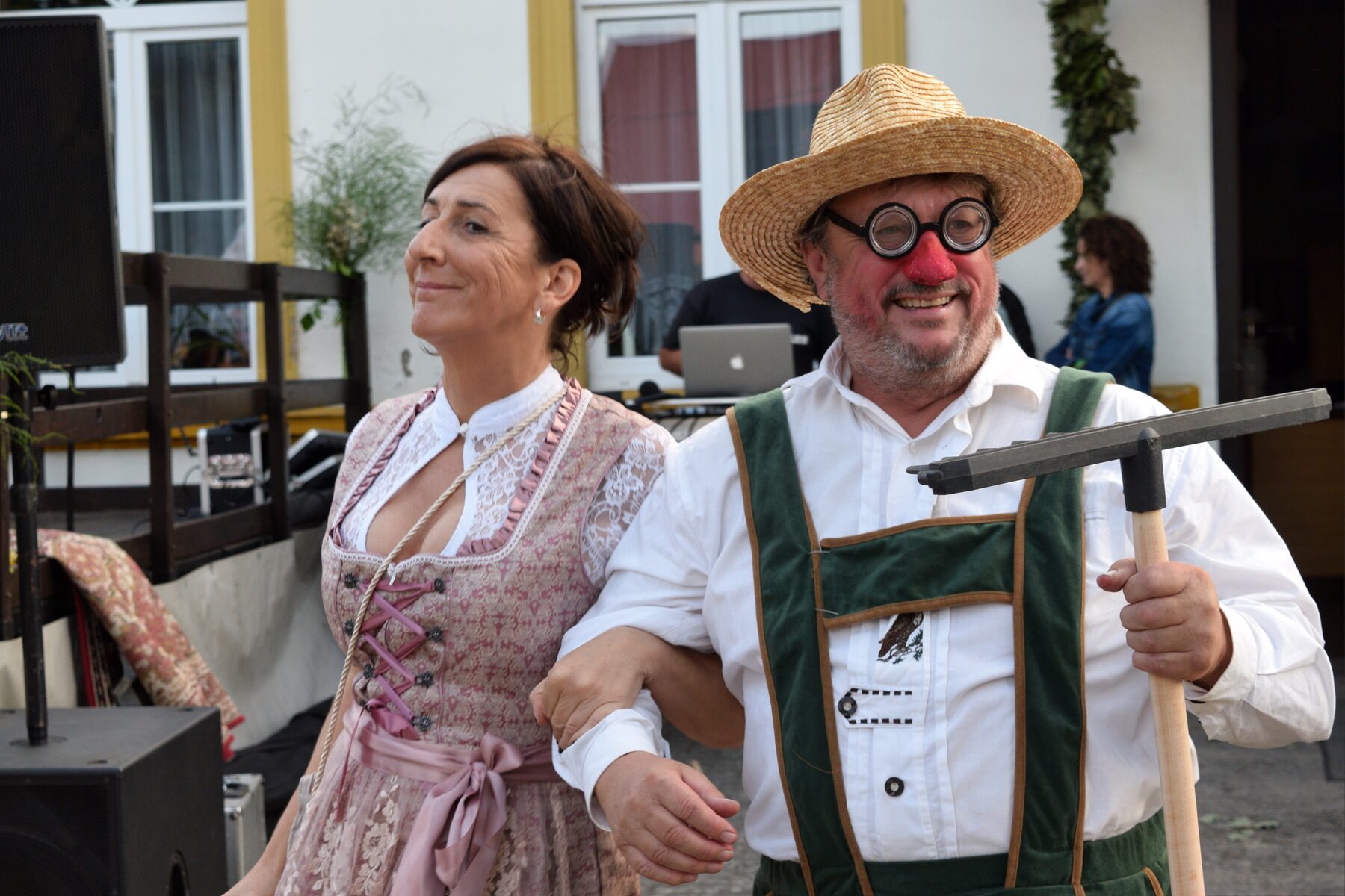Solvig Schwarz und Bauer Kurt beim Erntefest 2025 in Dollgow