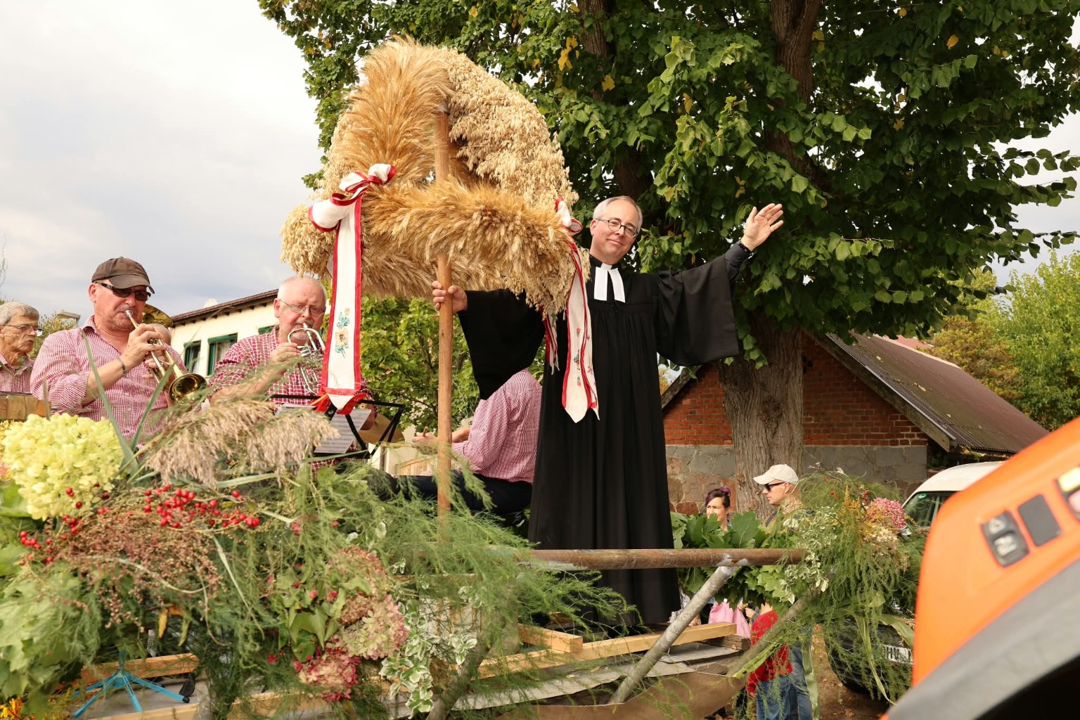 Erntewagen mit Strohfiguren beim Festumzug
