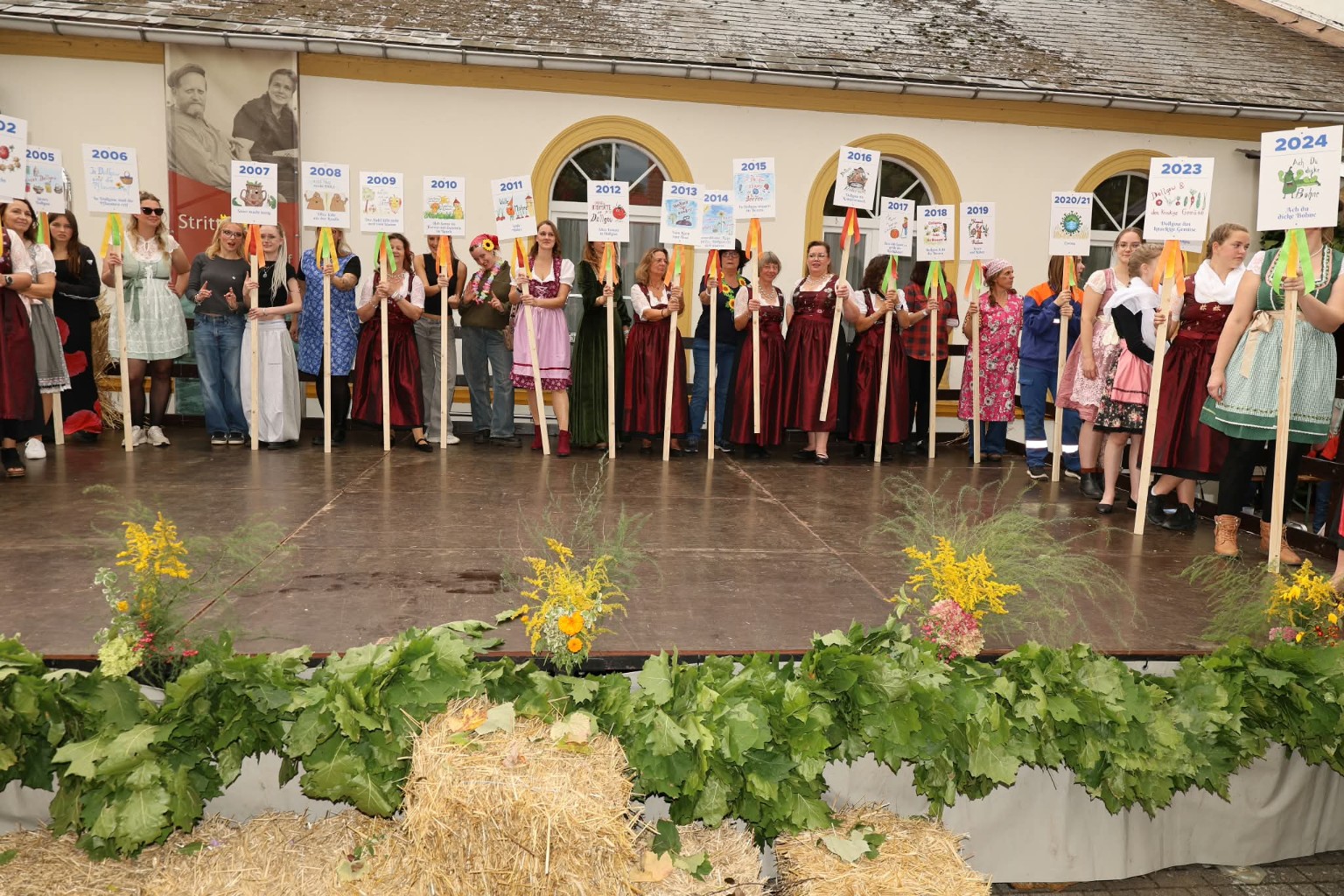 Mitwirkende auf der Bühne des Erntedankfestes