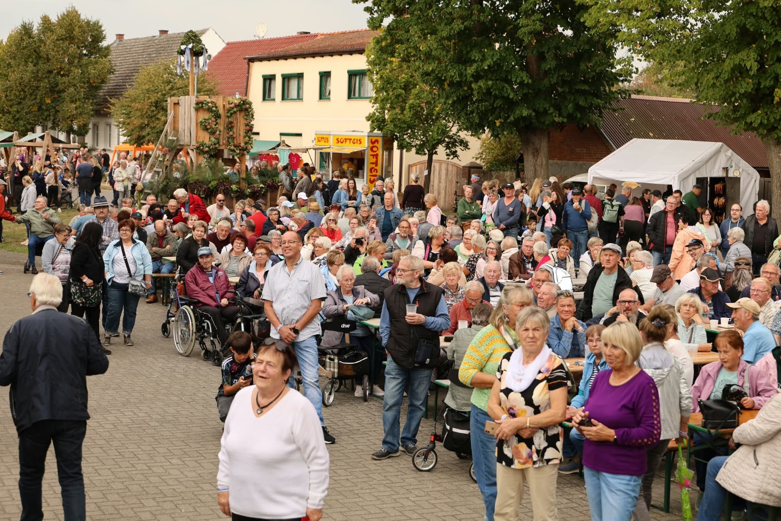 Besucherinnen und Besucher auf dem Festplatz