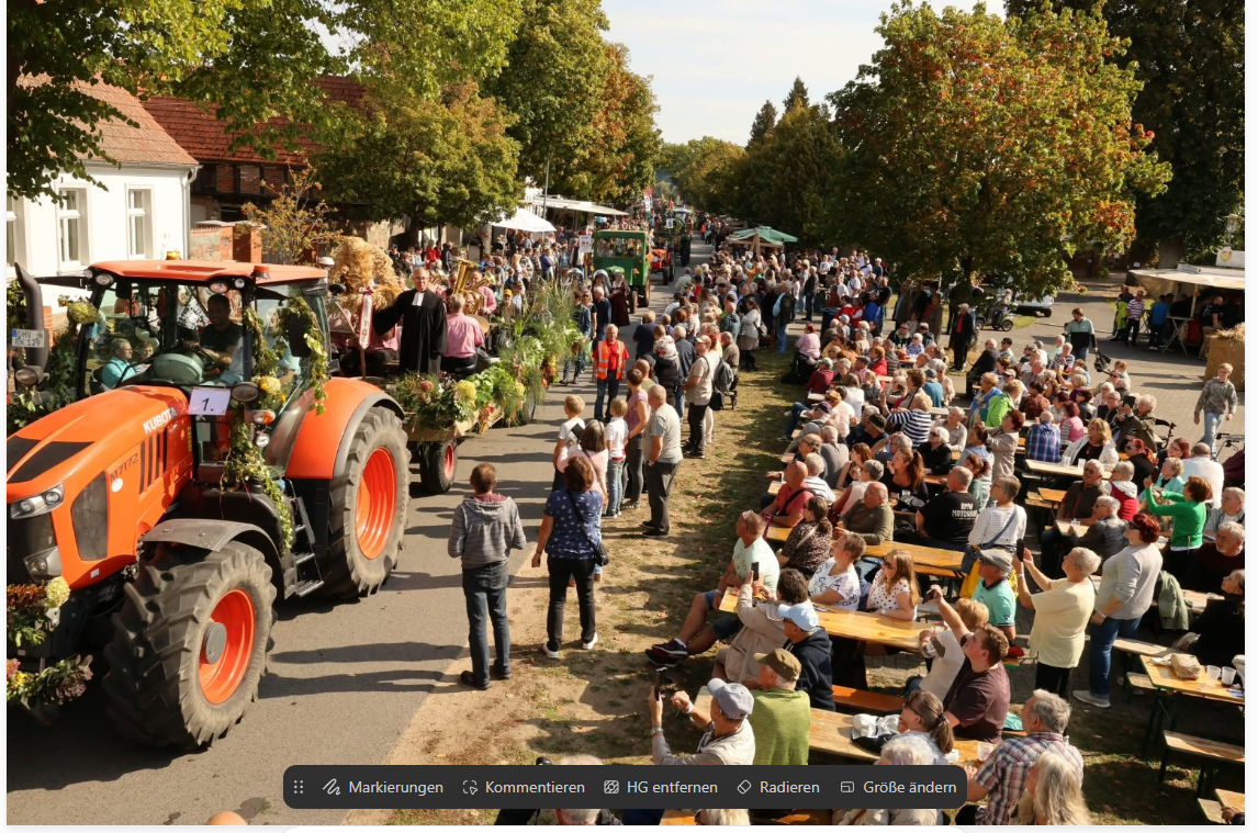 Festumzug mit Erntewagen und zahlreichen Gästen beim Erntedankfest 2026 in Dollgow